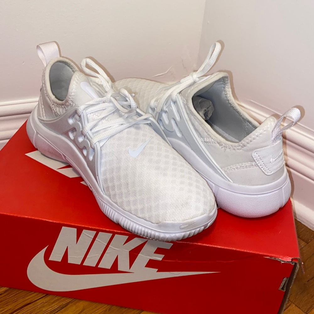 White Nike Acalme Tennis shoes